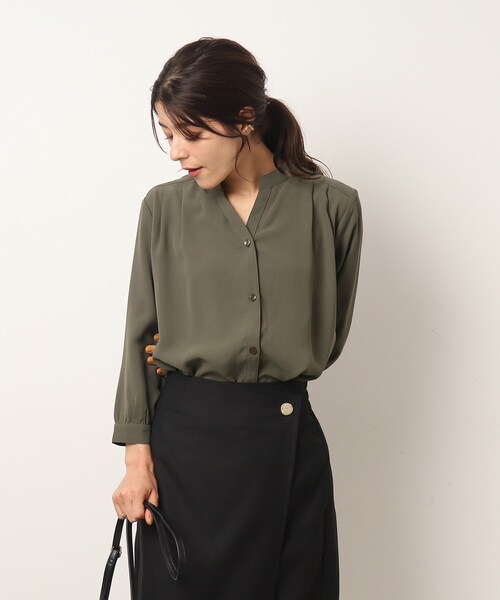 SHOO・LA・RUE（シューラルー）の「◆【イージーケア】オンにもオフにも○ 前あき 裾カーブ ブラウス（シャツ/ブラウス・レディース・ナチュラル/ブラック/カーキ・02/03/04）」の7枚目の写真