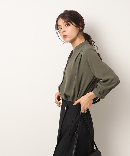 SHOO・LA・RUE（シューラルー）の「◆【イージーケア】オンにもオフにも○ 前あき 裾カーブ ブラウス（シャツ/ブラウス・レディース・ナチュラル/ブラック/カーキ・02/03/04）」の8枚目の写真