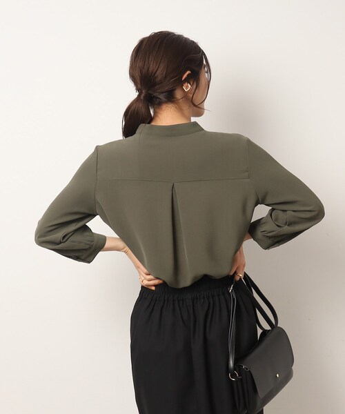 SHOO・LA・RUE（シューラルー）の「◆【イージーケア】オンにもオフにも○ 前あき 裾カーブ ブラウス（シャツ/ブラウス・レディース・ナチュラル/ブラック/カーキ・02/03/04）」の9枚目の写真