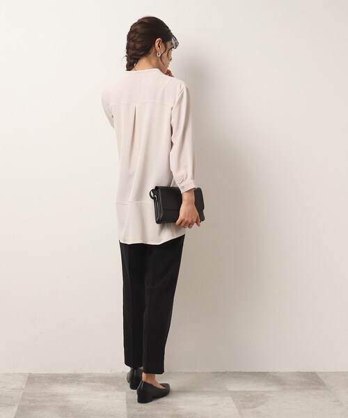 SHOO・LA・RUE（シューラルー）の「◆【イージーケア】オンにもオフにも○ 前あき 裾カーブ ブラウス（シャツ/ブラウス・レディース・ナチュラル/ブラック/カーキ・02/03/04）」の12枚目の写真