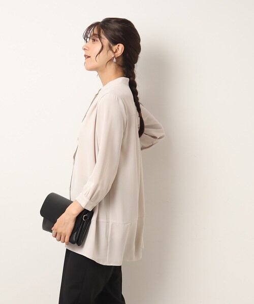 SHOO・LA・RUE（シューラルー）の「◆【イージーケア】オンにもオフにも○ 前あき 裾カーブ ブラウス（シャツ/ブラウス・レディース・ナチュラル/ブラック/カーキ・02/03/04）」の14枚目の写真