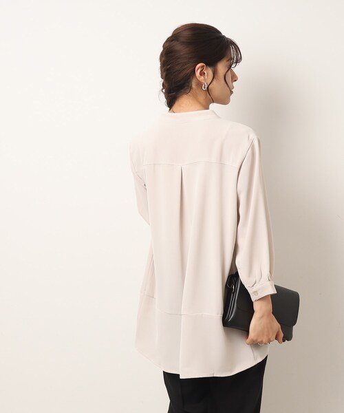 SHOO・LA・RUE（シューラルー）の「◆【イージーケア】オンにもオフにも○ 前あき 裾カーブ ブラウス（シャツ/ブラウス・レディース・ナチュラル/ブラック/カーキ・02/03/04）」の15枚目の写真