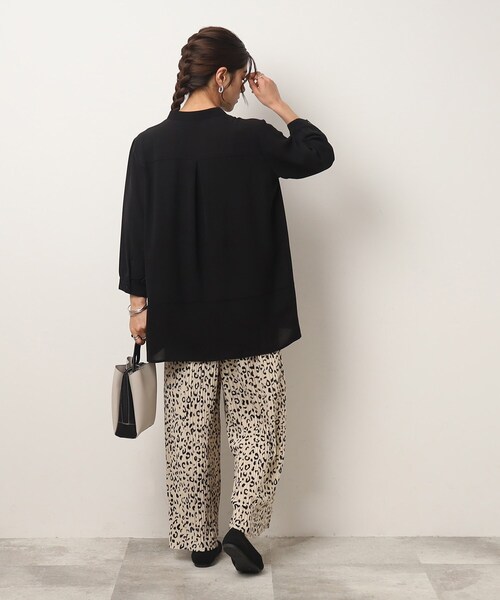 SHOO・LA・RUE（シューラルー）の「◆【イージーケア】オンにもオフにも○ 前あき 裾カーブ ブラウス（シャツ/ブラウス・レディース・ナチュラル/ブラック/カーキ・02/03/04）」の18枚目の写真