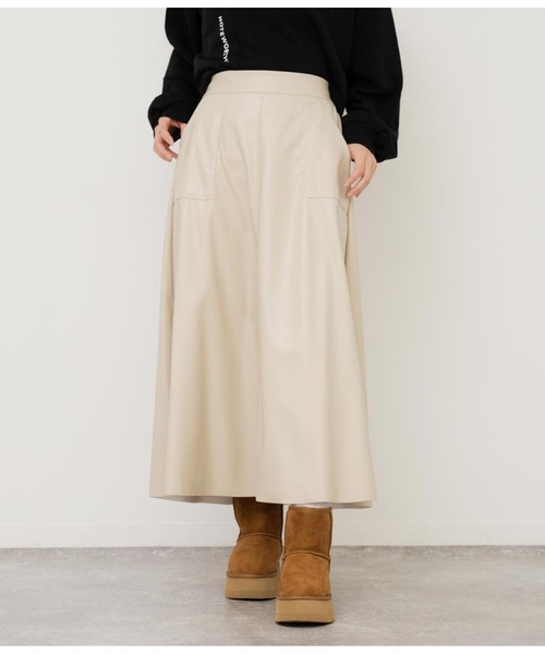 ANAP（アナップ）の「フェイクレザーフレアスカート（スカート・レディース・ブラック/ライトベージュ・FREE）」の2枚目の写真