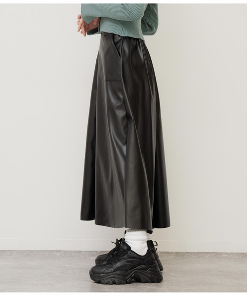 ANAP（アナップ）の「フェイクレザーフレアスカート（スカート・レディース・ブラック/ライトベージュ・FREE）」の4枚目の写真