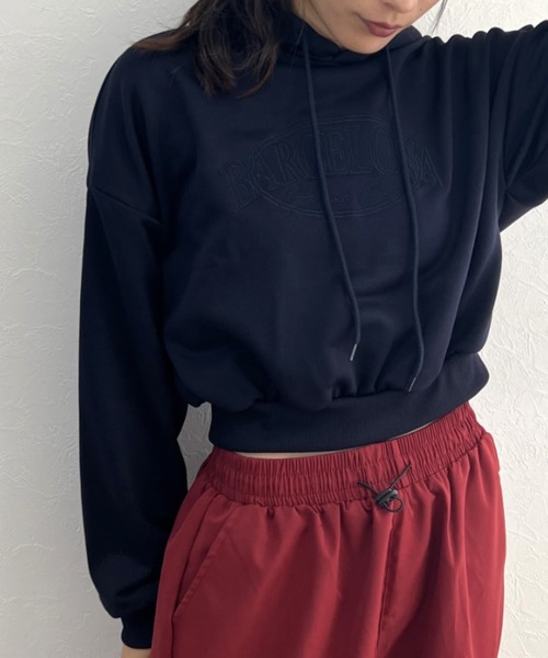 ISOOK（アイスー）の「【ISOOK / アイスー】刺繍ロゴクロップドパーカー / クロップド丈 ロゴスウェット  ZOZOTOWN限定（パーカー・レディース・ネイビー/アイボリー・FREE）」の2枚目の写真