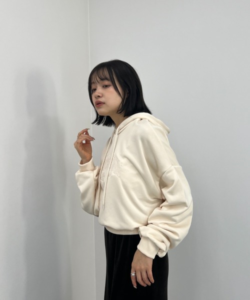 ISOOK（アイスー）の「【ISOOK / アイスー】刺繍ロゴクロップドパーカー / クロップド丈 ロゴスウェット  ZOZOTOWN限定（パーカー・レディース・ネイビー/アイボリー・FREE）」の4枚目の写真