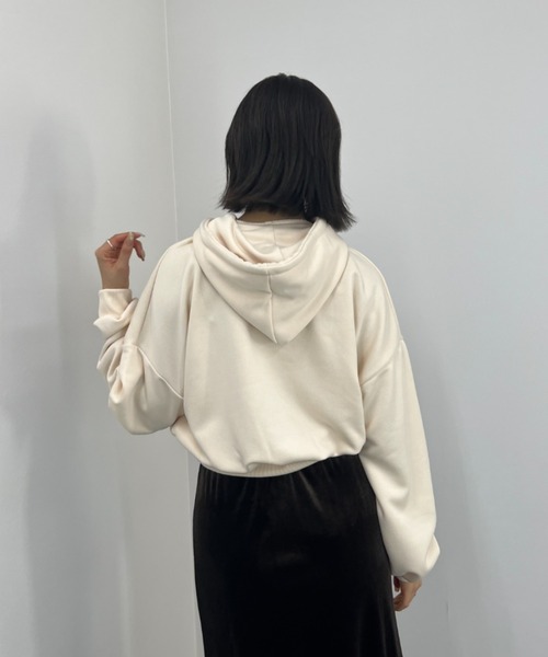 ISOOK（アイスー）の「【ISOOK / アイスー】刺繍ロゴクロップドパーカー / クロップド丈 ロゴスウェット  ZOZOTOWN限定（パーカー・レディース・ネイビー/アイボリー・FREE）」の5枚目の写真