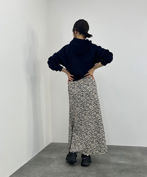 ISOOK（アイスー）の「【ISOOK / アイスー】刺繍ロゴクロップドパーカー / クロップド丈 ロゴスウェット  ZOZOTOWN限定（パーカー・レディース・ネイビー/アイボリー・FREE）」の17枚目の写真