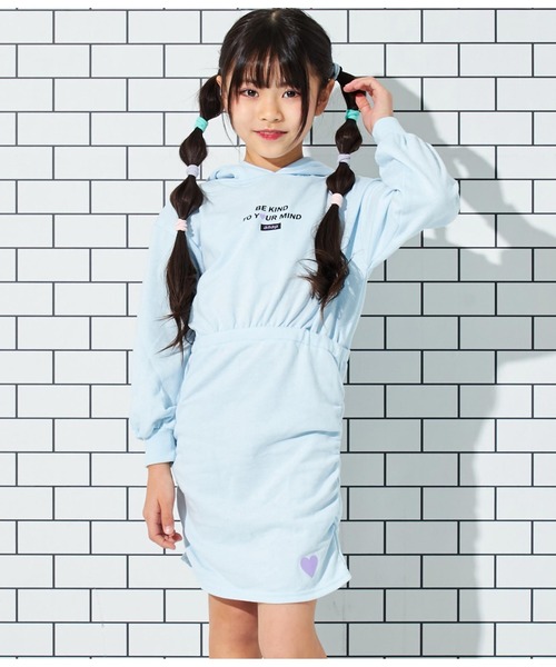 ANAP kids（アナップキッズ）の「ねこ耳フード付きミニ裏毛ワンピース（ワンピース・キッズ・オフホワイト/ラベンダー/サックスブルー・110cm/120cm/130cm）」の2枚目の写真