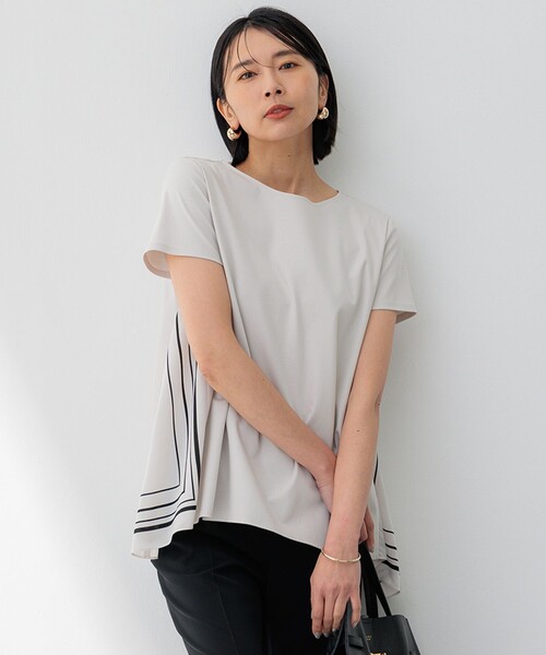 23区 S(ニジュウサンクチイサイサイズ)の「【洗える】スカーフプリントコンビ バックデザイン カットソー(Tシャツ/カットソー・レディース・ベージュ系5/ネイビー系5/ブラック系5・32)」の2枚目の写真