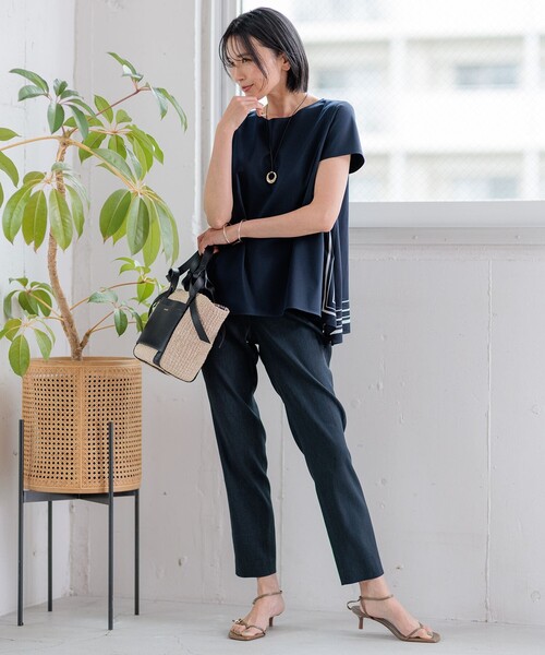 23区 S(ニジュウサンクチイサイサイズ)の「【洗える】スカーフプリントコンビ バックデザイン カットソー(Tシャツ/カットソー・レディース・ベージュ系5/ネイビー系5/ブラック系5・32)」の4枚目の写真