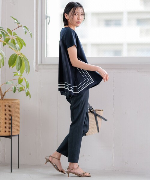 23区 S（ニジュウサンクチイサイサイズ）の「【洗える】スカーフプリントコンビ バックデザイン カットソー（Tシャツ/カットソー・レディース・ベージュ系5/ネイビー系5/ブラック系5・32）」の5枚目の写真