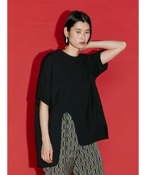 UN3D.（アンスリード）の「ＣＵＲＶＥ ＳＬＩＴ Ｔ－ＳＨカーブスリットTシャツ（Tシャツ/カットソー・レディース・ブラック/ホワイト・36/38）」の2枚目の写真