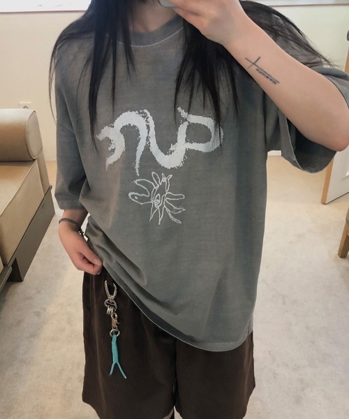 BY ATTENTION(バイアテンション)の「BIG SALE開催中!【BY ATTENTION】 フラワー プリント ピグメント 半袖 Tシャツ / ユニセックス(Tシャツ/カットソー・メンズ・ダークグレー/ブルー・FREE)」の11枚目の写真