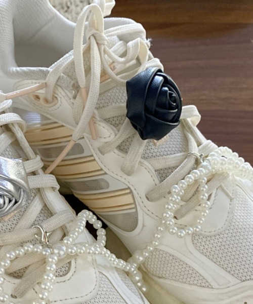 Vipoa(ヴィポア)の「rose shoes charm(シューズアクセサリー・レディース・ブラック/シルバー・FREE)」の1枚目の写真