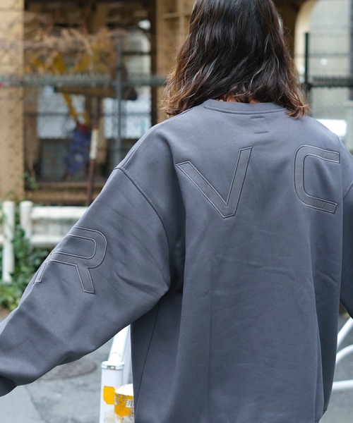 RVCA(ルーカ)の「RVCA メンズ FAKE RVCA CR トレーナー 【2024年秋冬モデル】/ルーカロゴバックプリントプルオーバースウェットトレーナー(スウェット・メンズ・ワインレッド/ホワイト/チャコールグレー/ブラック/グリーン系その他・SMALL/MEDIUM/LARGE/X-LARGE/XX-LARGE)」の13枚目の写真