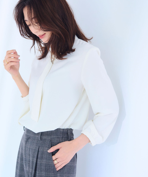 CROSS FUNCTION(クロスファンクション)の「《シワになりにくい・洗える》正解 シルキーサテンボウタイブラウス【CF/クロスファンクション】(シャツ/ブラウス・レディース・ネイビー/サックスブルー/ライトベージュ/オフホワイト・LL/L/M)」の7枚目の写真