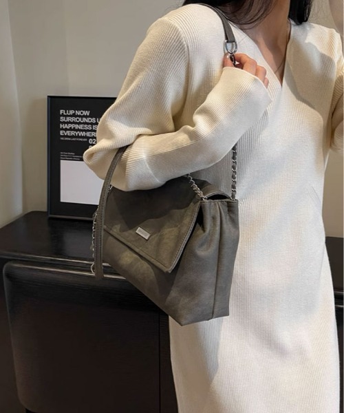 kirakiraShop(キラキラショップ)の「フェイクレザー チェーン ショルダーバッグ(ショルダーバッグ・レディース・ブラック/ブルー/ベージュ・FREE)」の4枚目の写真