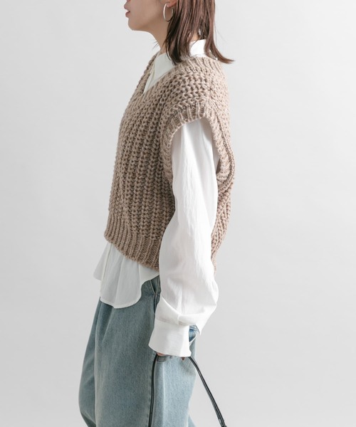 KBF（ケイビーエフ）の「チャンキーニットベスト（ニット/セーター・レディース・ダークグレー/キャメル・ONE）」の4枚目の写真