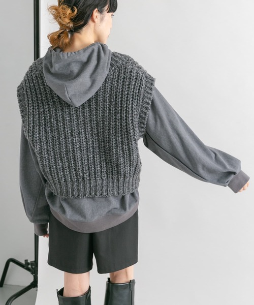 KBF（ケイビーエフ）の「チャンキーニットベスト（ニット/セーター・レディース・ダークグレー/キャメル・ONE）」の18枚目の写真