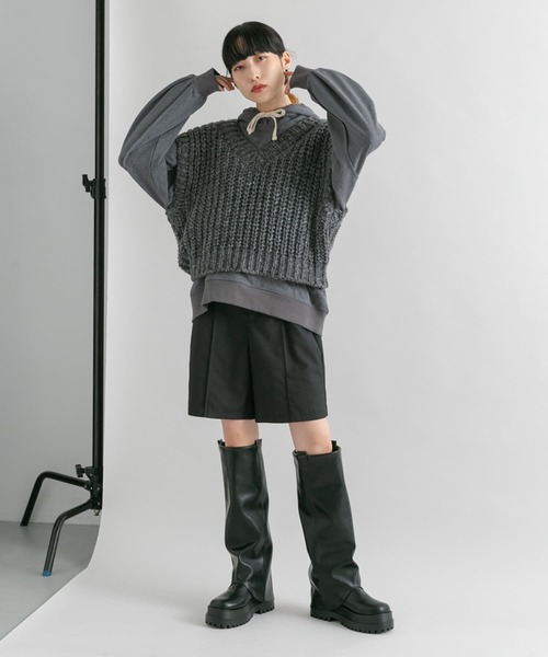 KBF（ケイビーエフ）の「チャンキーニットベスト（ニット/セーター・レディース・ダークグレー/キャメル・ONE）」の22枚目の写真