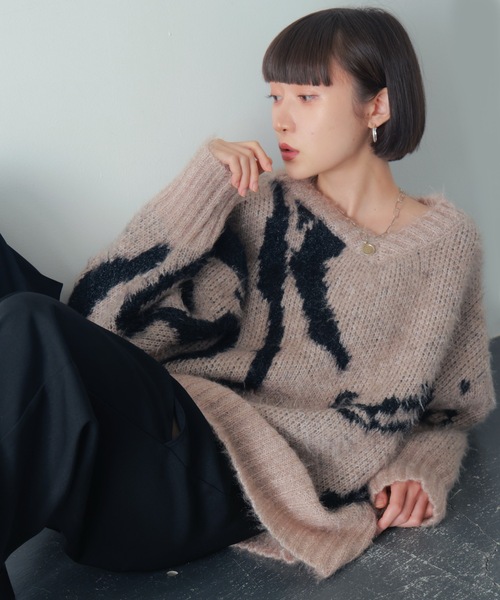 PURE BRIGHT(ピュアブライト)の「マーブル柄シャギーVネックニット(ニット/セーター・レディース・ベージュ/ブラック・FREE)」の2枚目の写真