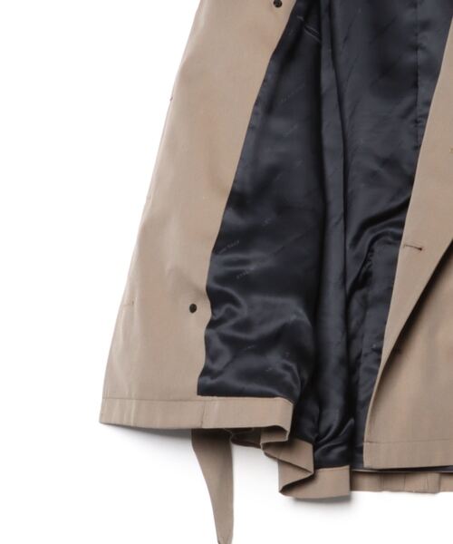 JOHN LAWRENCE SULLIVAN(ジョンローレンスサリバン)の「JOHN LAWRENCE SULLIVAN WOOL COTTON TWILL SHORT TRENCH COAT (1C010-0225-01)(トレンチコート・メンズ・ブラック/ベージュ・MEDIUM)」の4枚目の写真