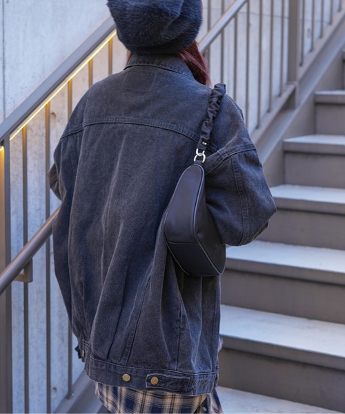 Ungrid(アングリッド)の「【Ungrid/アングリッド】 WEB限定 ギャザー ナイロン ロゴ刺繍 ワンハンドルバッグ(ハンドバッグ・レディース・アイボリー/ブラック・FREE)」の4枚目の写真