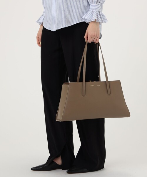 TOMORROWLAND （トゥモローランド）の「AGNEEL SLOAN EAST WEST トートバッグ（トートバッグ・レディース・グレイッシュベージュ・FREE）」の2枚目の写真