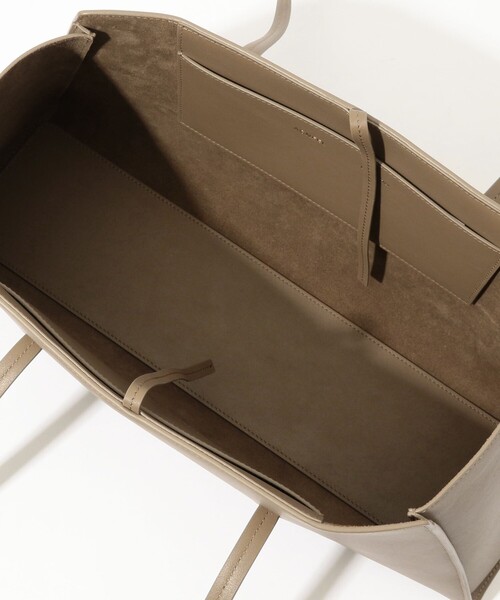 TOMORROWLAND （トゥモローランド）の「AGNEEL SLOAN EAST WEST トートバッグ（トートバッグ・レディース・グレイッシュベージュ・FREE）」の8枚目の写真