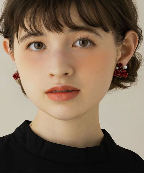 LA MUe(ラミュー)の「【LA MUE】ローズ×パールイヤリング(イヤリング・レディース・レッド・FREE)」の5枚目の写真