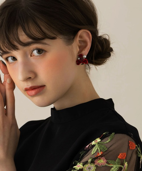 LA MUe(ラミュー)の「【LA MUE】ローズ×パールイヤリング(イヤリング・レディース・レッド・FREE)」の3枚目の写真