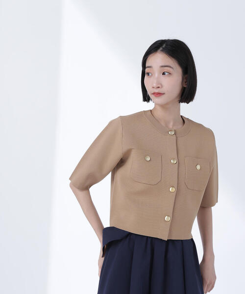 NATURAL BEAUTY BASIC(ナチュラルビューティーベーシック)の「◇【美人百花掲載】【WEB限定カラー:ダークブラウン】エンブレムボタンニットジャケット半袖(カーディガン/ボレロ・レディース・レッド/オフホワイト/ダークブラウン/ネイビー/ベージュ・FREE)」の20枚目の写真