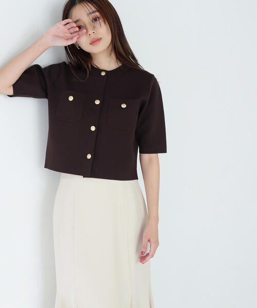 NATURAL BEAUTY BASIC(ナチュラルビューティーベーシック)の「◇【美人百花掲載】【WEB限定カラー:ダークブラウン】エンブレムボタンニットジャケット半袖(カーディガン/ボレロ・レディース・レッド/オフホワイト/ダークブラウン/ネイビー/ベージュ・FREE)」の6枚目の写真