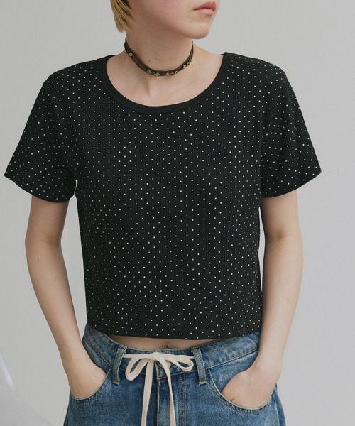 ad thie(アドティエ)の「リブクルーネック コンパクトTシャツ(Tシャツ/カットソー・レディース・オフホワイト/ブラック/チャコール/アイボリー/グレイッシュベージュ/アイボリー系/ブラック系/レッド/ブラウン・LARGE/MEDIUM/LL)」の3枚目の写真