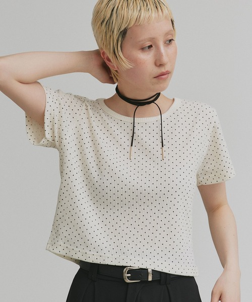ad thie(アドティエ)の「リブクルーネック コンパクトTシャツ(Tシャツ/カットソー・レディース・オフホワイト/ブラック/チャコール/アイボリー/グレイッシュベージュ/アイボリー系/ブラック系/レッド/ブラウン・LARGE/MEDIUM/LL)」の8枚目の写真