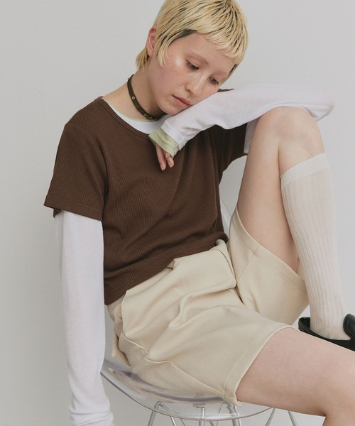 ad thie(アドティエ)の「リブクルーネック コンパクトTシャツ(Tシャツ/カットソー・レディース・オフホワイト/ブラック/チャコール/アイボリー/グレイッシュベージュ/アイボリー系/ブラック系/レッド/ブラウン・LARGE/MEDIUM/LL)」の5枚目の写真