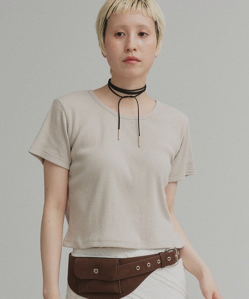 ad thie(アドティエ)の「リブクルーネック コンパクトTシャツ(Tシャツ/カットソー・レディース・オフホワイト/ブラック/チャコール/アイボリー/グレイッシュベージュ/アイボリー系/ブラック系/レッド/ブラウン・LARGE/MEDIUM/LL)」の7枚目の写真