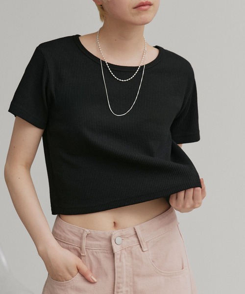 ad thie(アドティエ)の「リブクルーネック コンパクトTシャツ(Tシャツ/カットソー・レディース・オフホワイト/ブラック/チャコール/アイボリー/グレイッシュベージュ/アイボリー系/ブラック系/レッド/ブラウン・LARGE/MEDIUM/LL)」の2枚目の写真