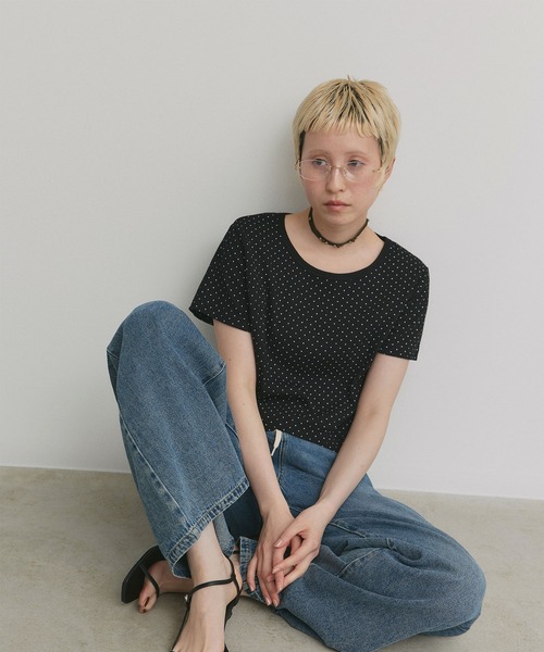 ad thie(アドティエ)の「リブクルーネック コンパクトTシャツ(Tシャツ/カットソー・レディース・オフホワイト/ブラック/チャコール/アイボリー/グレイッシュベージュ/アイボリー系/ブラック系/レッド/ブラウン・LARGE/MEDIUM/LL)」の11枚目の写真