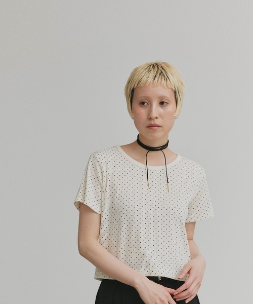 ad thie(アドティエ)の「リブクルーネック コンパクトTシャツ(Tシャツ/カットソー・レディース・オフホワイト/ブラック/チャコール/アイボリー/グレイッシュベージュ/アイボリー系/ブラック系/レッド/ブラウン・LARGE/MEDIUM/LL)」の16枚目の写真