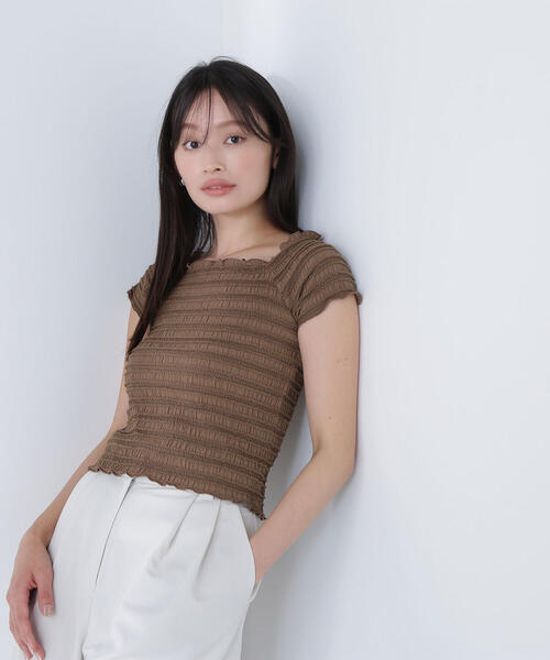 NATURAL BEAUTY BASIC（ナチュラルビューティーベーシック）の「◇シャーリングコンパクトカットソー（Tシャツ/カットソー・レディース・レッド/オフホワイト/ブラウン・FREE）」の2枚目の写真