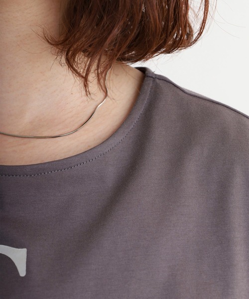 EGLANTINE(エグランティーヌ)の「EGLANTINE CHARM 箔ロゴプリント 袖光沢シアーカットソー 5分袖Tシャツ(Tシャツ/カットソー・レディース・チャコールグレー/オフホワイト/ブラック・40)」の19枚目の写真