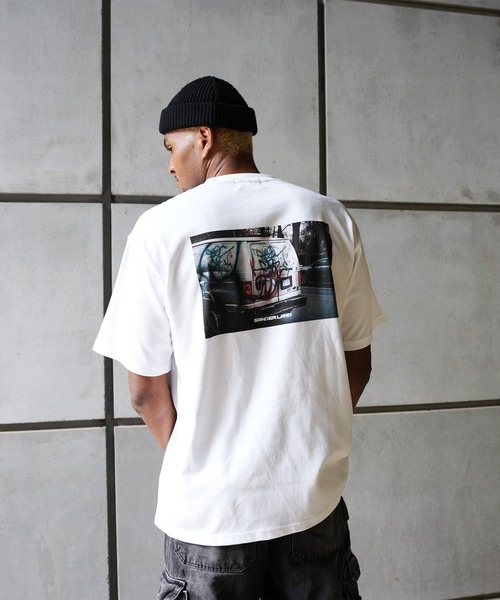 BASIS（ベイシス）の「SANDER LAND 9.1ozマグナムウェイト Graffiti バックプリント ビッグシルエット 半袖Tシャツ（Tシャツ/カットソー・メンズ・ホワイト/ブラック・MEDIUM/LARGE/X-LARGE）」の3枚目の写真
