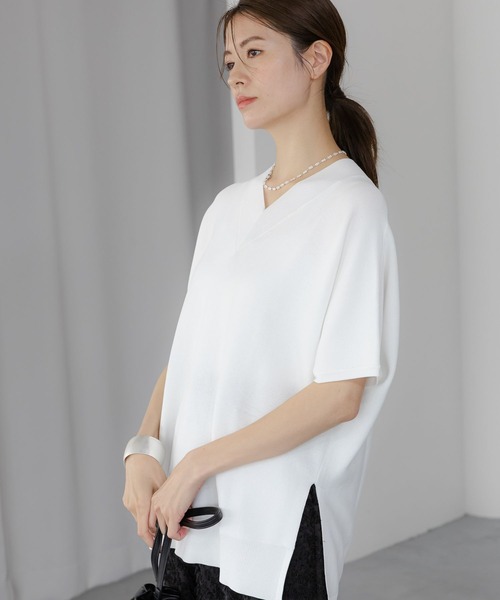 Elura(エルーラ)の「<WEB限定|第三弾ニット>華奢見えドルマンVネックニット/492597(ニット/セーター・レディース・ブラック/カーキ/ブラウン系その他2/ホワイト/ライトグレー・MEDIUM/X-LARGE)」の2枚目の写真