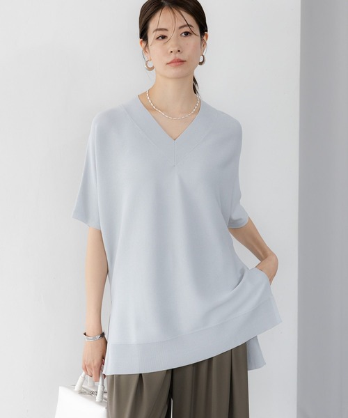 Elura(エルーラ)の「<WEB限定|第三弾ニット>華奢見えドルマンVネックニット/492597(ニット/セーター・レディース・ブラック/カーキ/ブラウン系その他2/ホワイト/ライトグレー・MEDIUM/X-LARGE)」の1枚目の写真