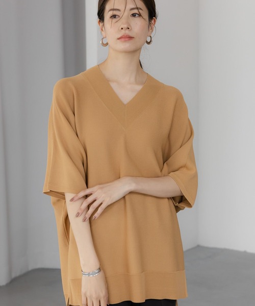 Elura(エルーラ)の「<WEB限定|第三弾ニット>華奢見えドルマンVネックニット/492597(ニット/セーター・レディース・ブラック/カーキ/ブラウン系その他2/ホワイト/ライトグレー・MEDIUM/X-LARGE)」の4枚目の写真