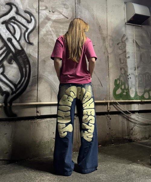 ATMARK(アットマーク)の「《2サイズ展開 / UNISEX 》バックアーチロゴ バギーデニム(デニムパンツ・メンズ・ブラック/インディゴブルー/ピンク・LARGE/MEDIUM)」の4枚目の写真