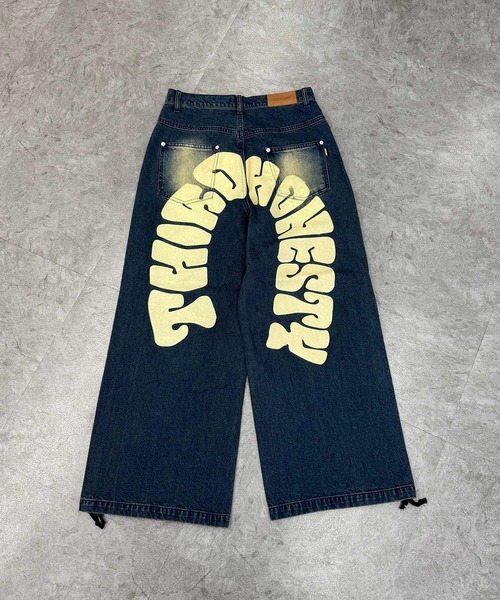 ATMARK(アットマーク)の「《2サイズ展開 / UNISEX 》バックアーチロゴ バギーデニム(デニムパンツ・メンズ・ブラック/インディゴブルー/ピンク・LARGE/MEDIUM)」の6枚目の写真